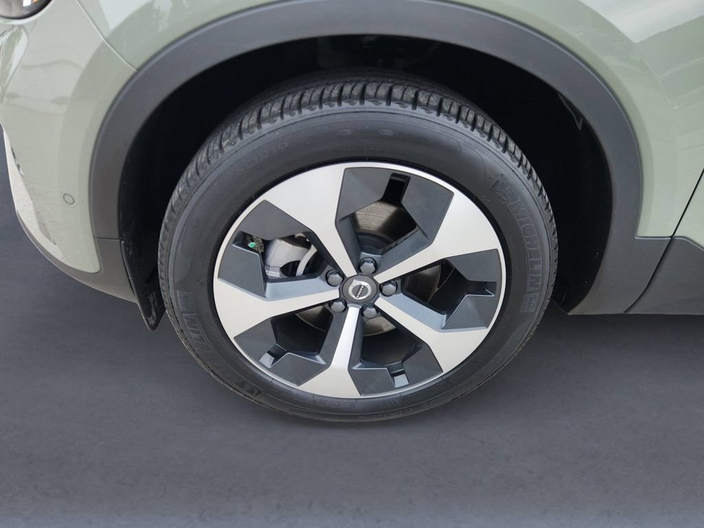 Certified 2025 Volvo XC40 B5 Plus AWD/4WD image 8