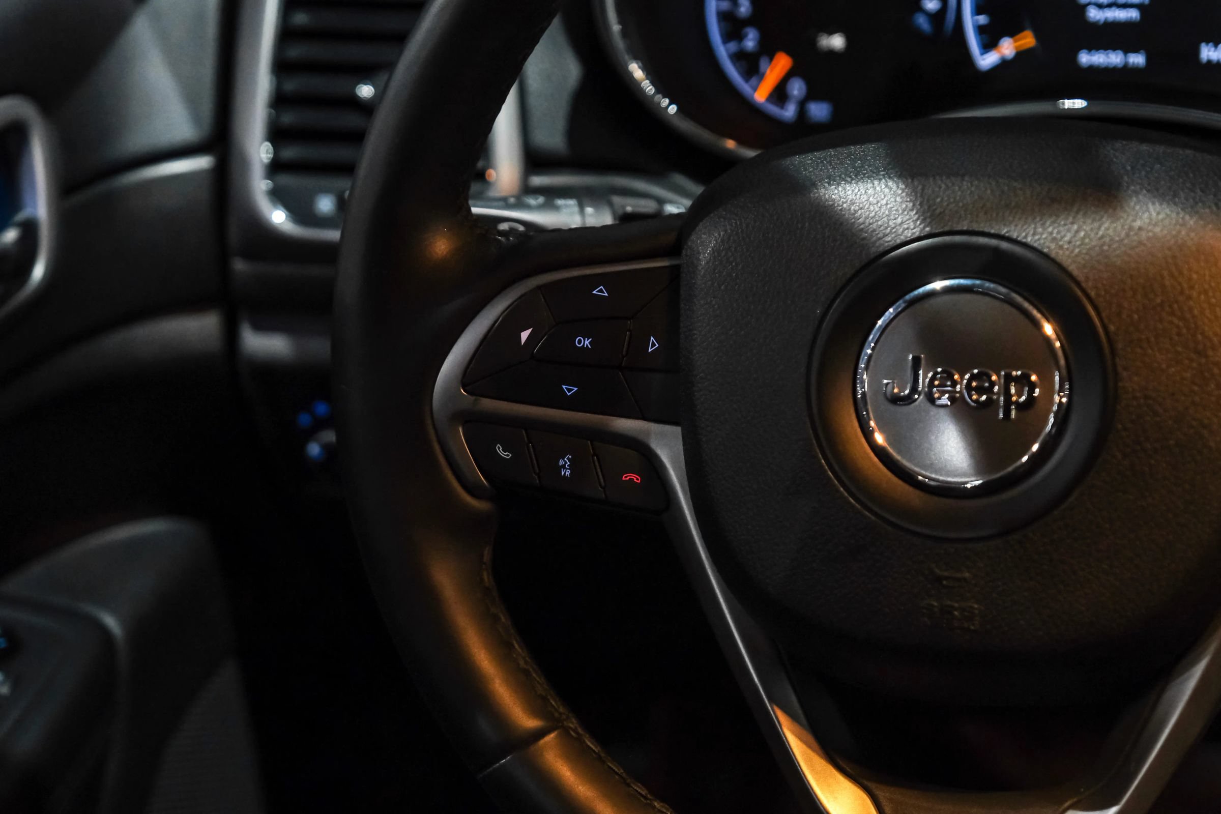 Used 2018 Jeep Grand Cherokee Altitude AWD/4WD image 17