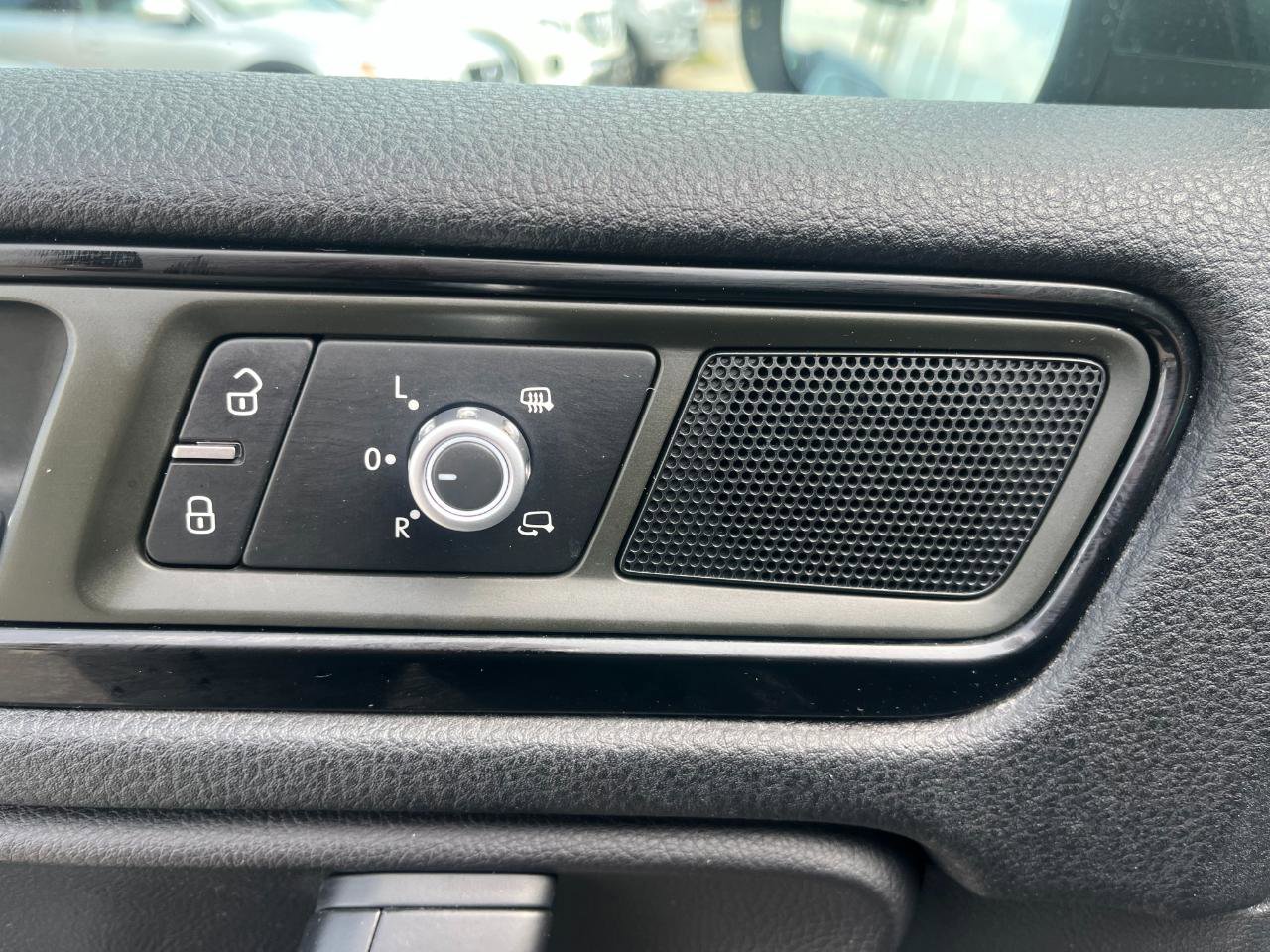 Used 2016 Volkswagen Touareg TDI AWD/4WD image 25