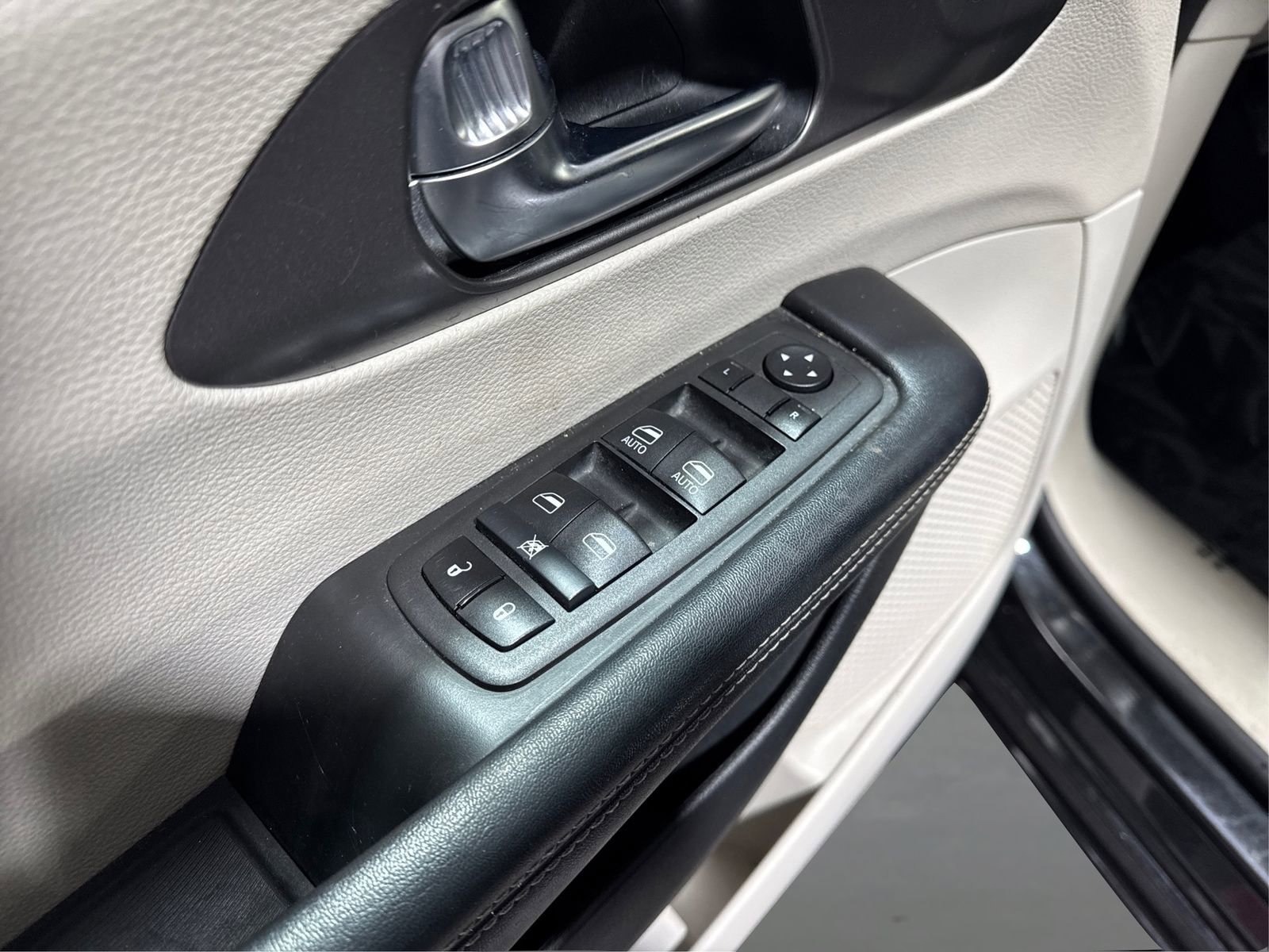 Used 2022 Chrysler Pacifica Touring-L image 30