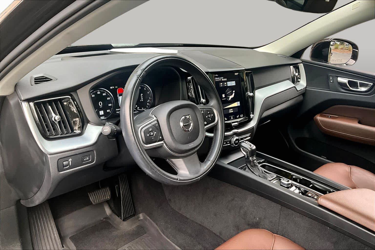 Used 2018 Volvo XC60 T6 Momentum w/ Convenience Package AWD/4WD image 17