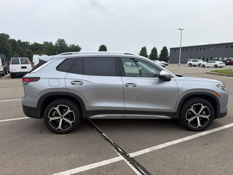 Used 2025 Volkswagen Tiguan SE AWD/4WD image 2