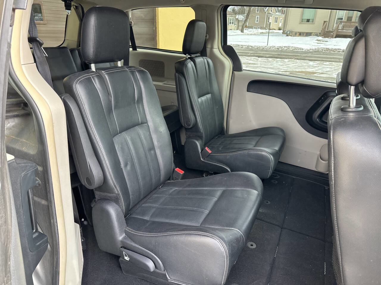 Used 2015 Chrysler Town & Country Touring image 11