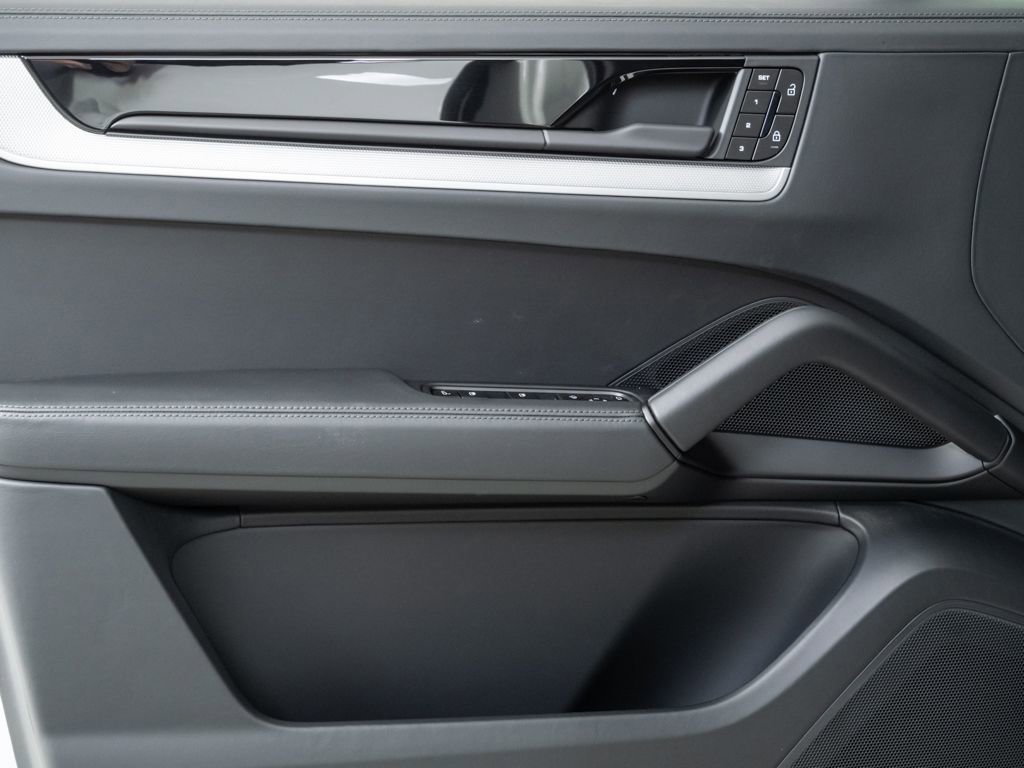New 2026 Porsche Cayenne Coupe AWD/4WD image 6