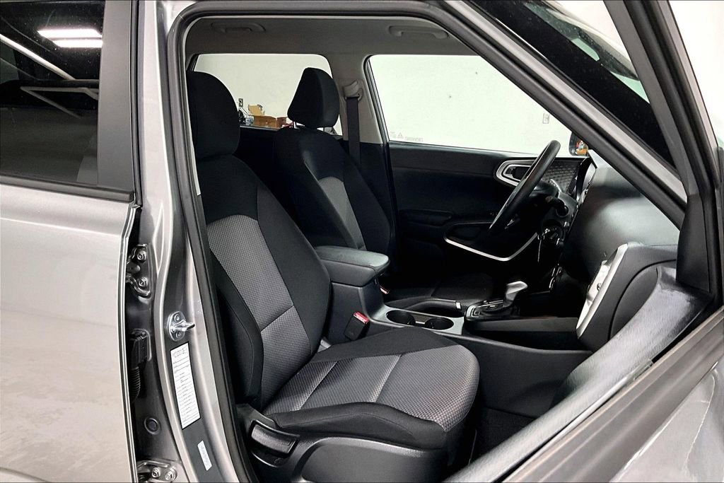 Used 2025 Kia Soul LX FWD image 10