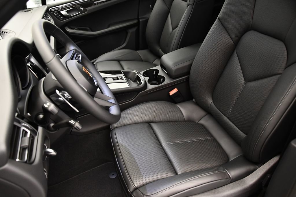 Used 2025 Porsche Macan image 36