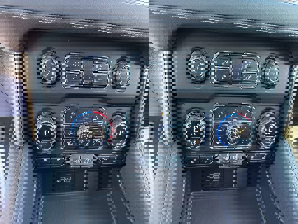 Used 2024 Chevrolet Suburban LT image 15