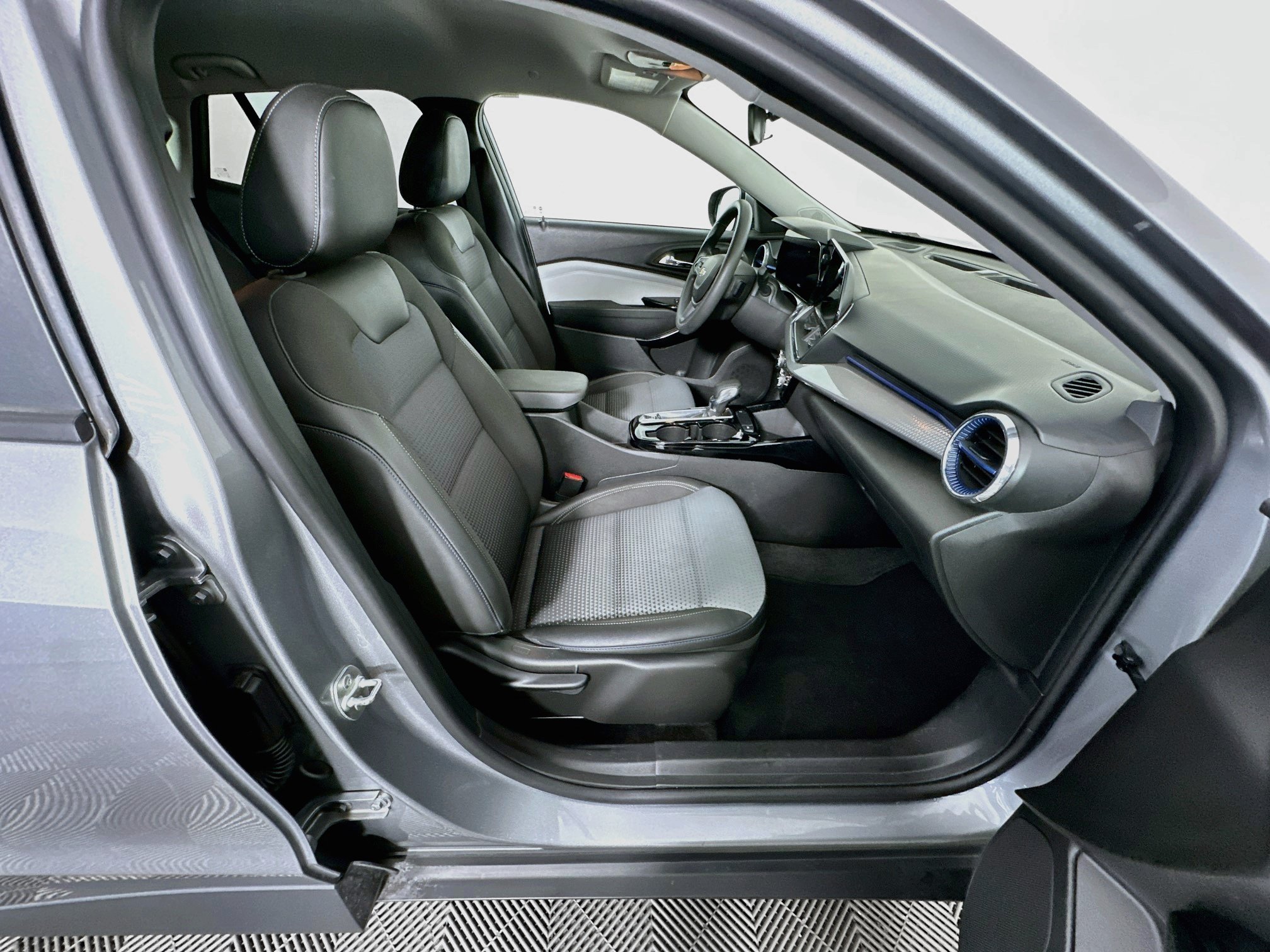 Used 2025 Chevrolet Trax LT FWD image 30