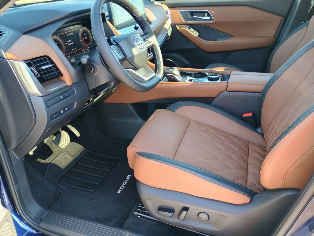 Used 2025 Nissan Rogue Platinum w/ Tech Package image 9