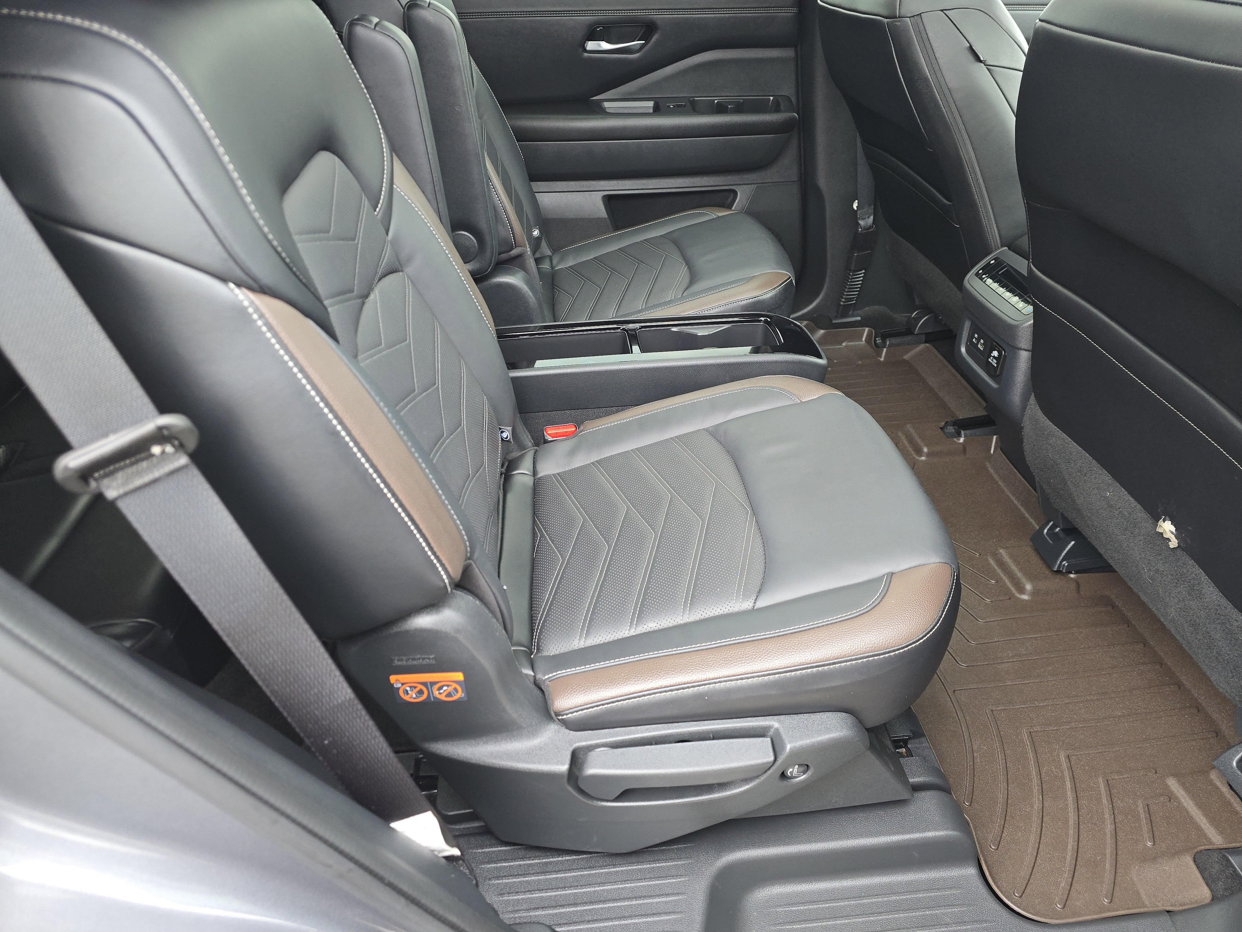 Used 2024 Nissan Pathfinder Platinum image 18