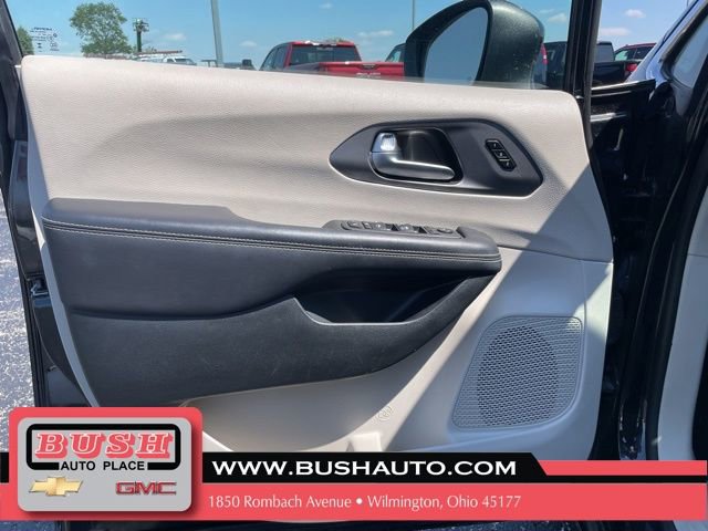 Used 2023 Chrysler Pacifica Touring-L FWD image 15
