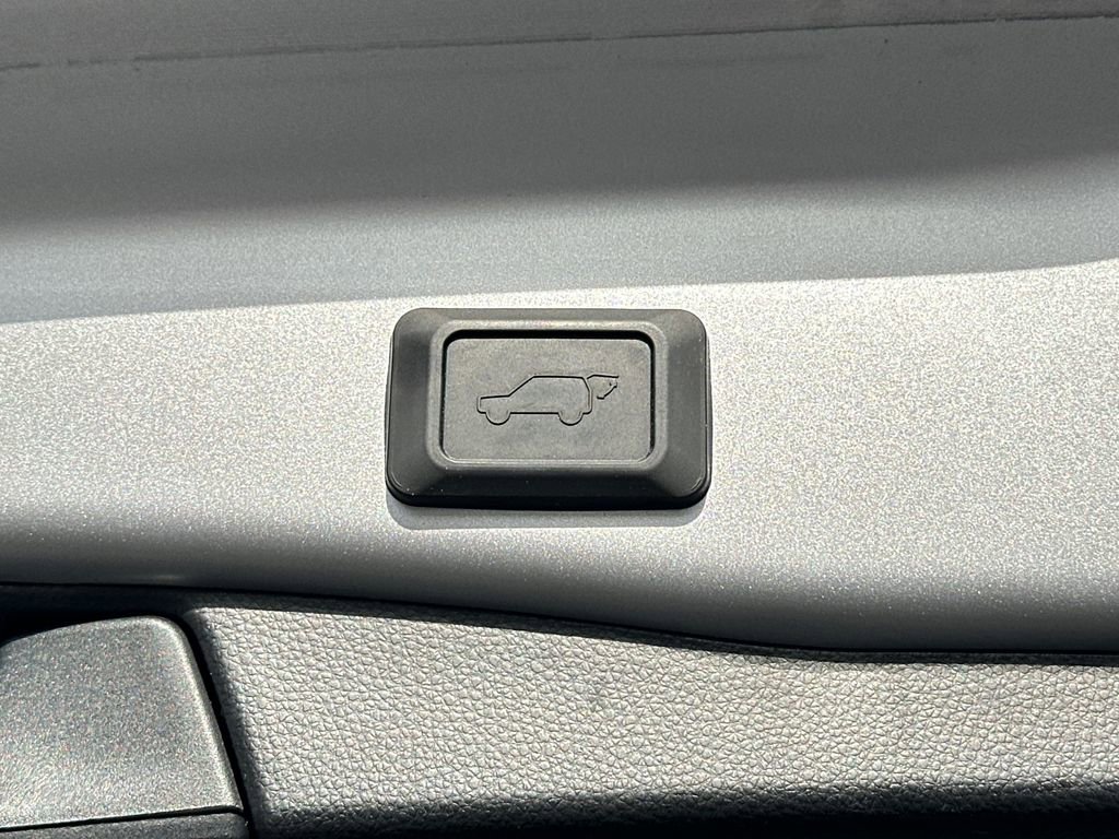 Used 2022 Toyota RAV4 SE w/ Weather & Moonroof Package image 7