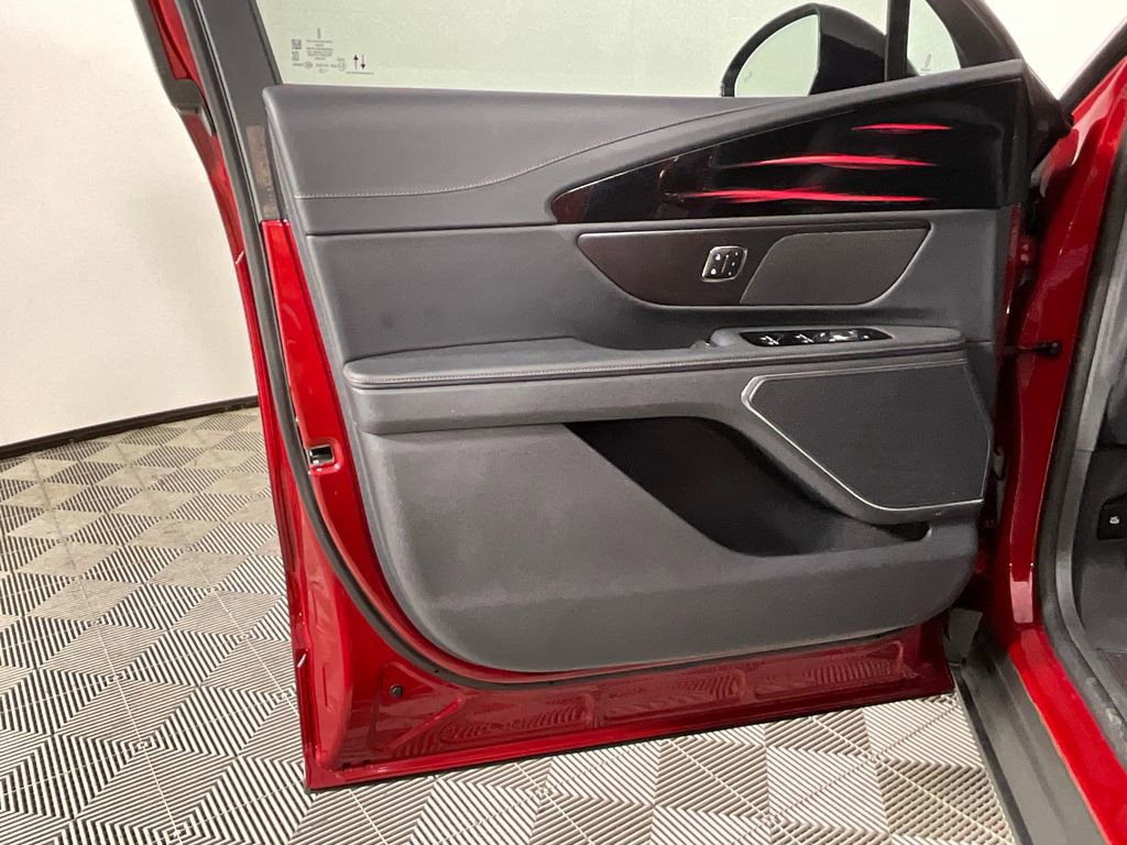 Used 2025 Lincoln Nautilus Premier w/ Jet Appearance Package image 18