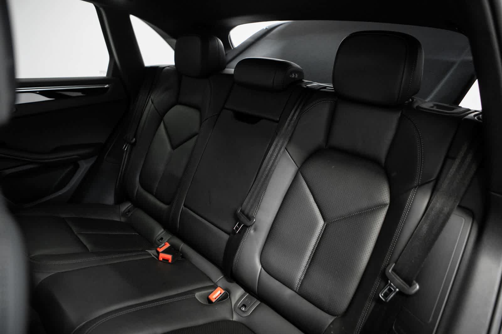 Certified 2023 Porsche Macan AWD/4WD image 32