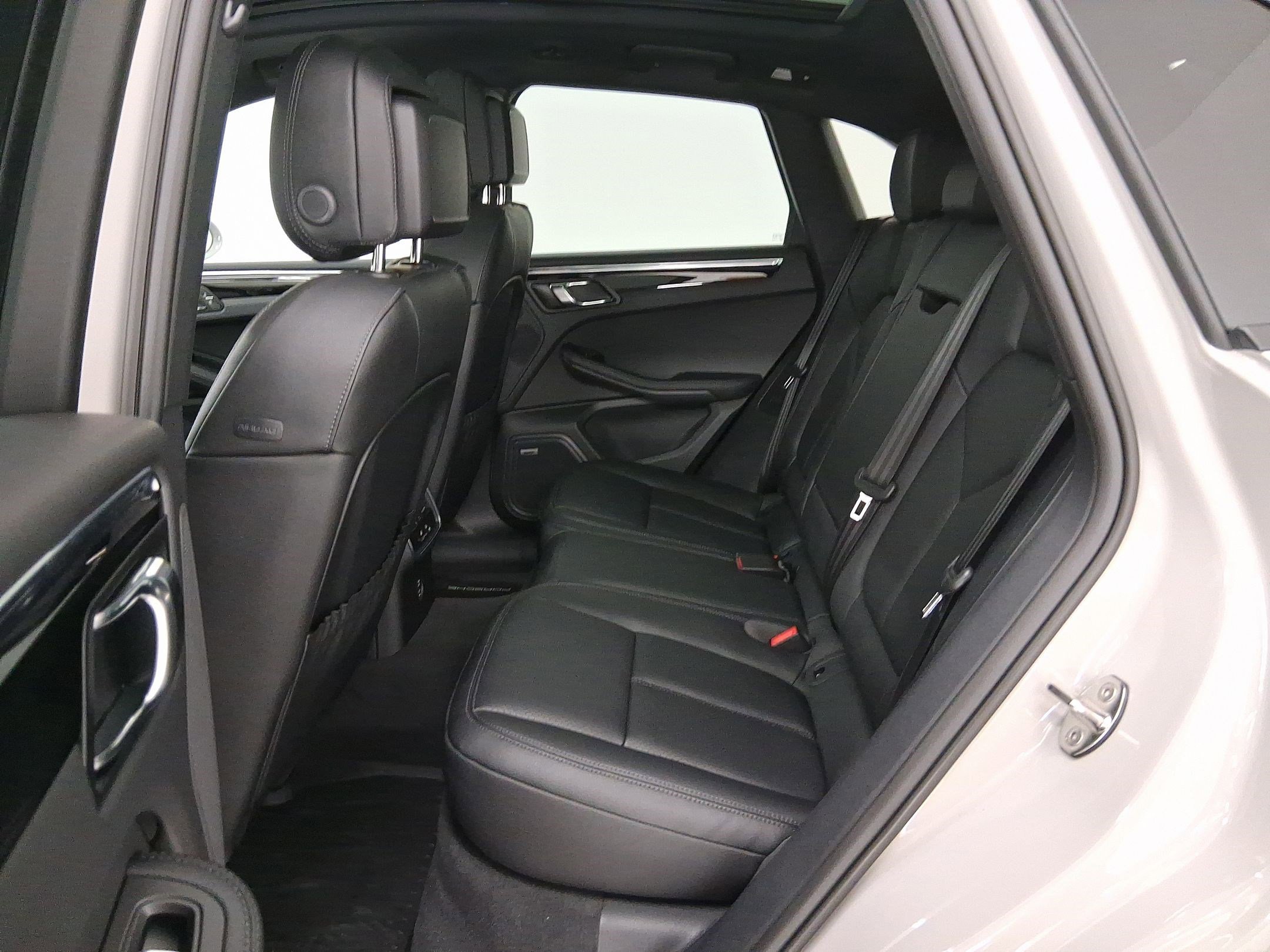 New 2026 Porsche Macan image 32