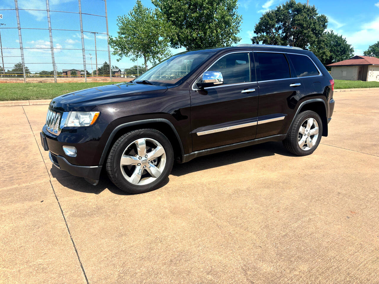 Used 2011 Jeep Grand Cherokee Overland Summit image 2