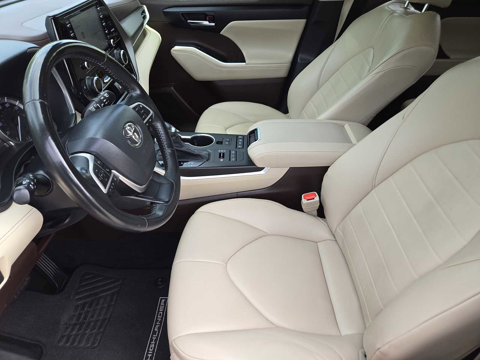 Used 2022 Toyota Highlander XLE AWD/4WD image 12
