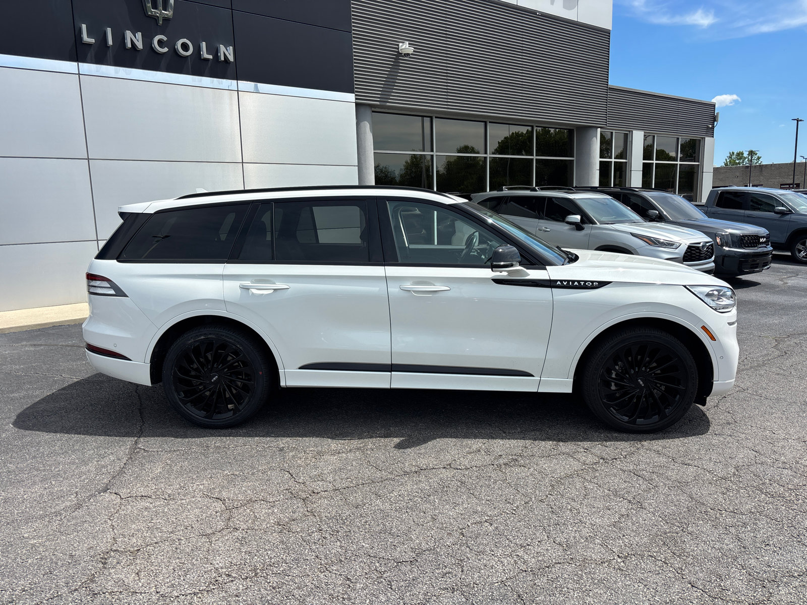 Certified 2022 Lincoln Aviator Reserve w/ Equipment Group 201A AWD/4WD image 8