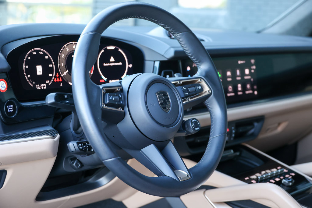 Certified 2025 Porsche Cayenne Turbo AWD/4WD image 29