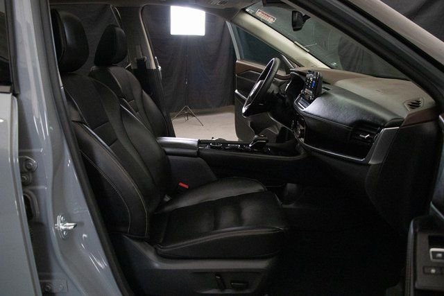 Used 2023 Nissan Rogue SL w/ SL Premium Package image 16