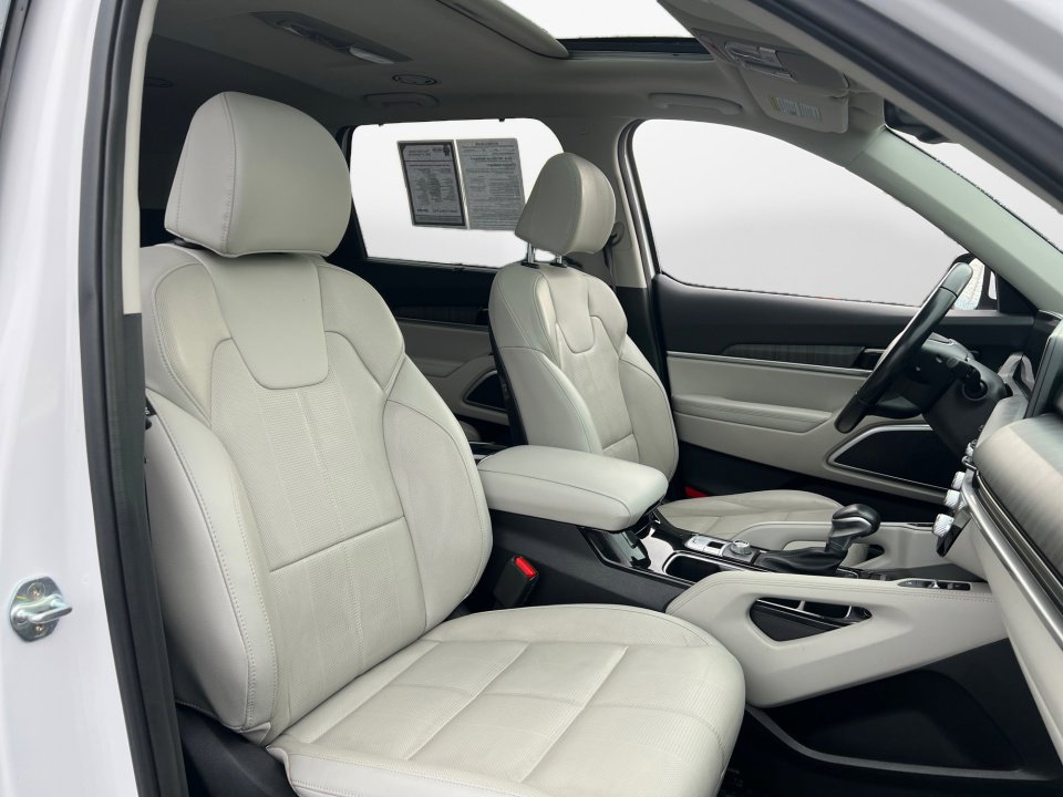 Used 2023 Kia Telluride EX w/ EX Captain's Chair Package image 9