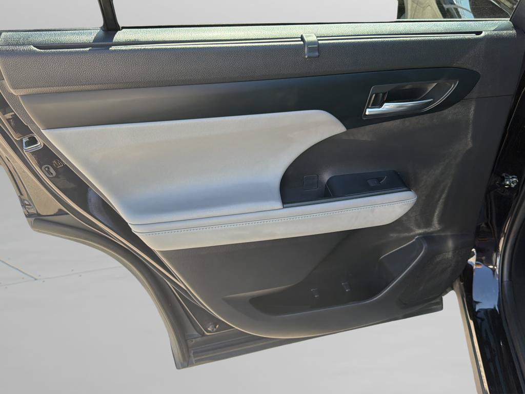 Used 2022 Toyota Highlander XLE FWD image 15