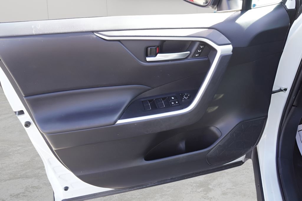 Used 2021 Toyota RAV4 XLE Premium image 15