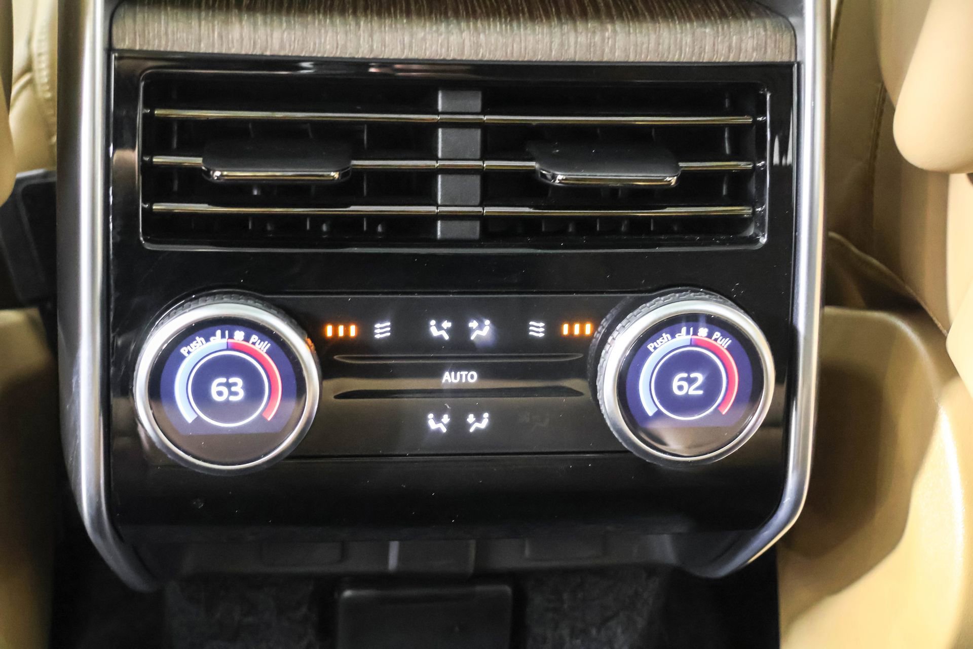 Used 2024 Land Rover Range Rover Long Wheelbase SE image 40