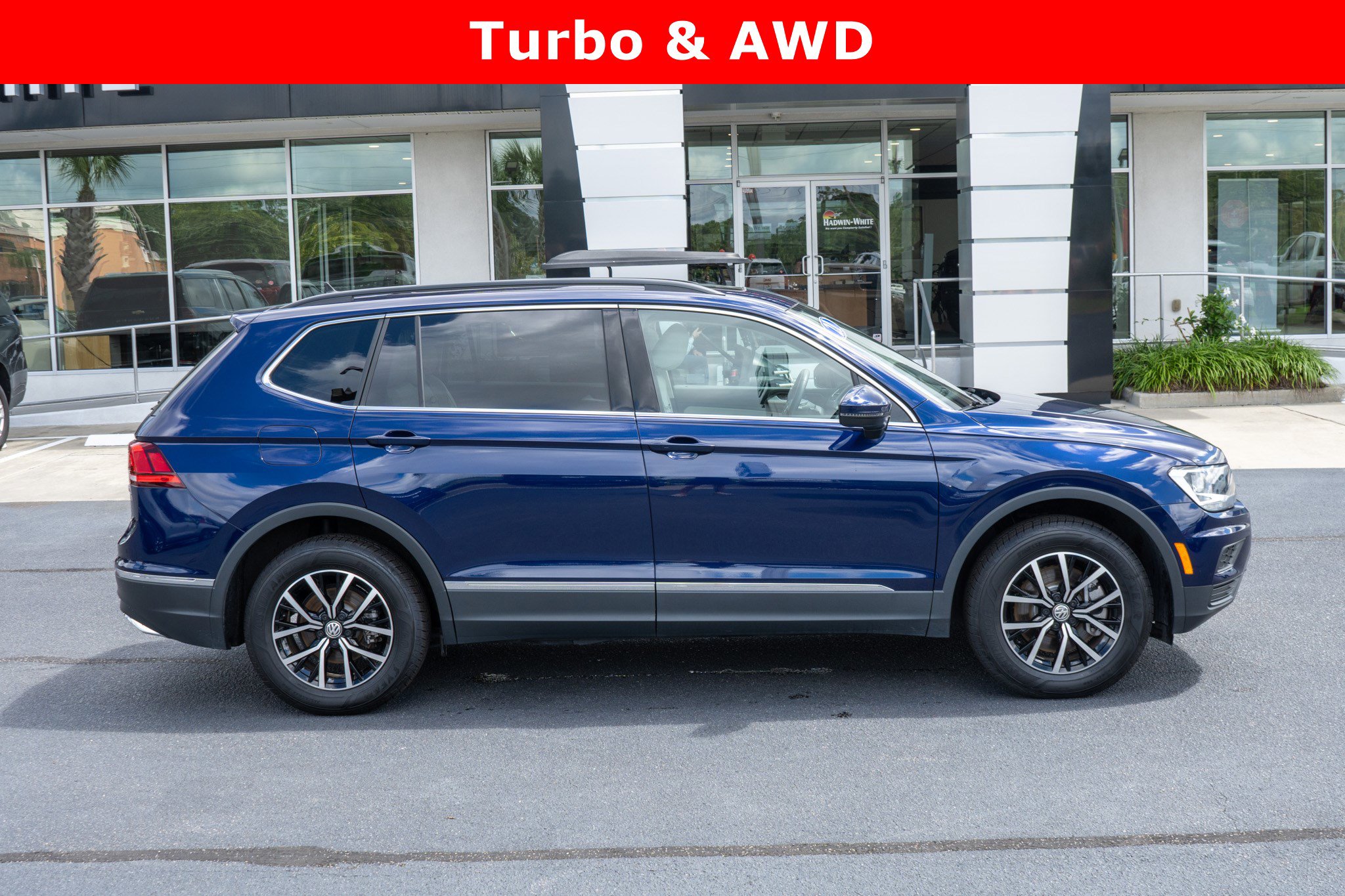 Used 2021 Volkswagen Tiguan SE w/ Panoramic Sunroof Package image 2