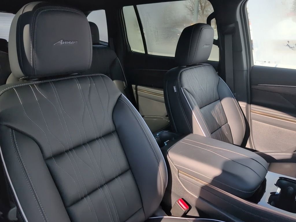 Used 2025 Buick Enclave Avenir w/ Super Cruise Package image 35