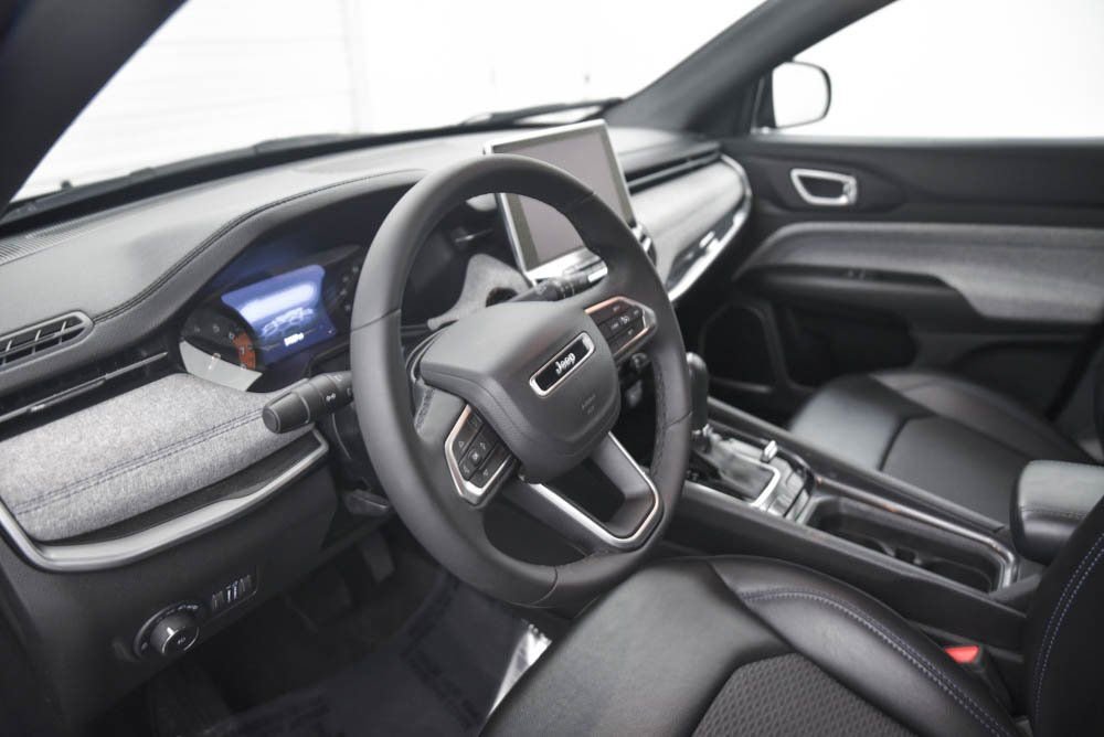 Used 2023 Jeep Compass Latitude image 17