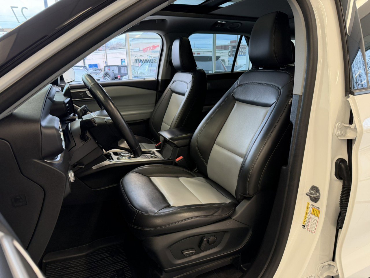 Used 2022 Ford Explorer XLT w/ Equipment Group 202A AWD/4WD image 28