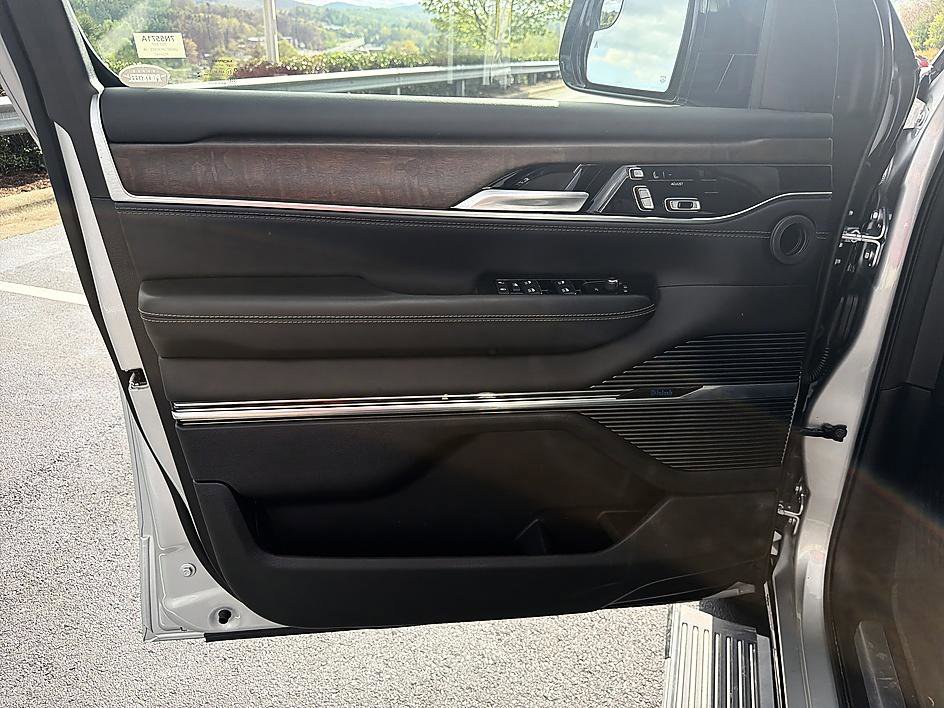 Used 2023 Jeep Grand Wagoneer 4WD w/ Flexible Seating Group image 9