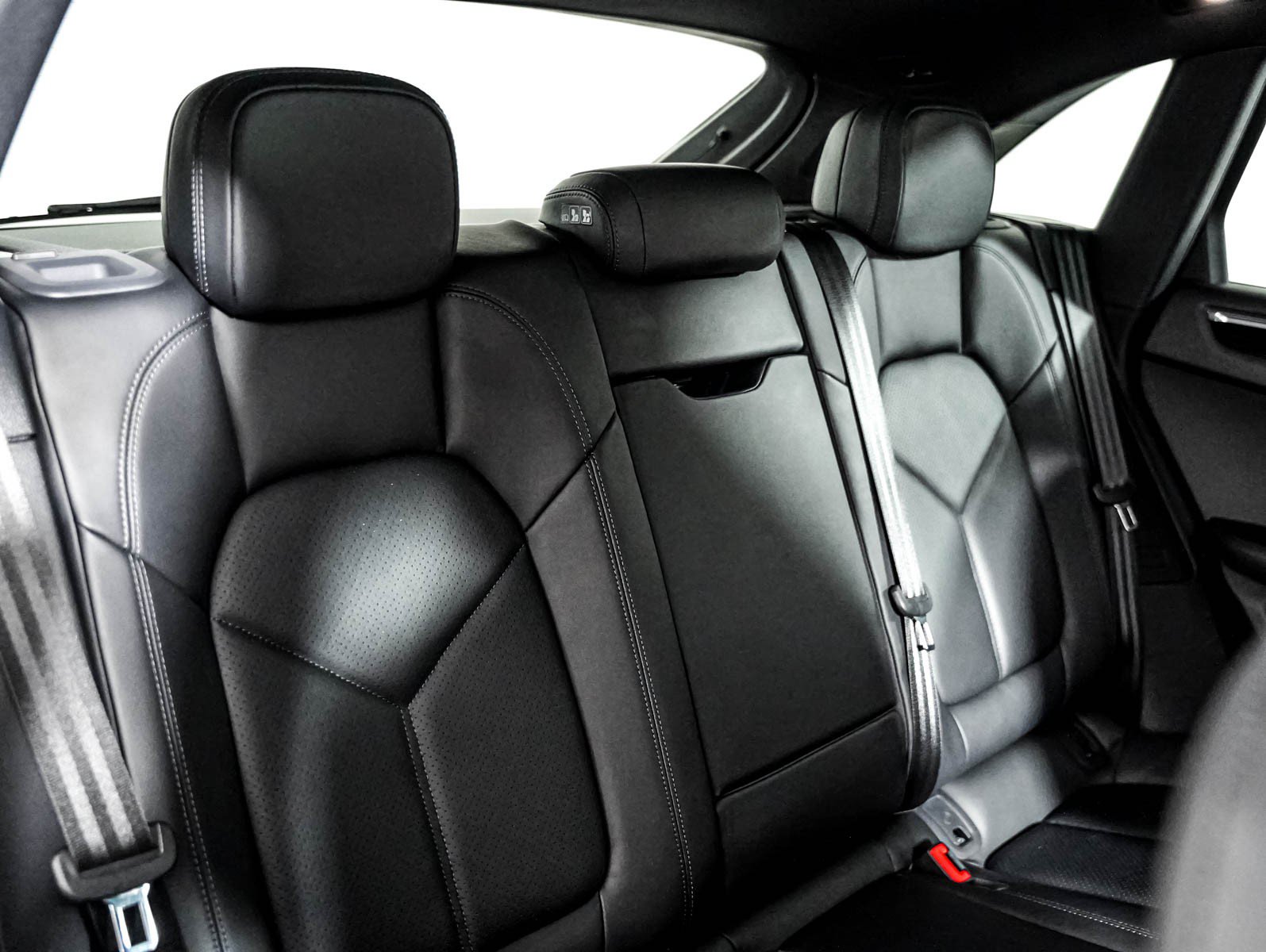 Used 2026 Porsche Macan AWD/4WD image 6