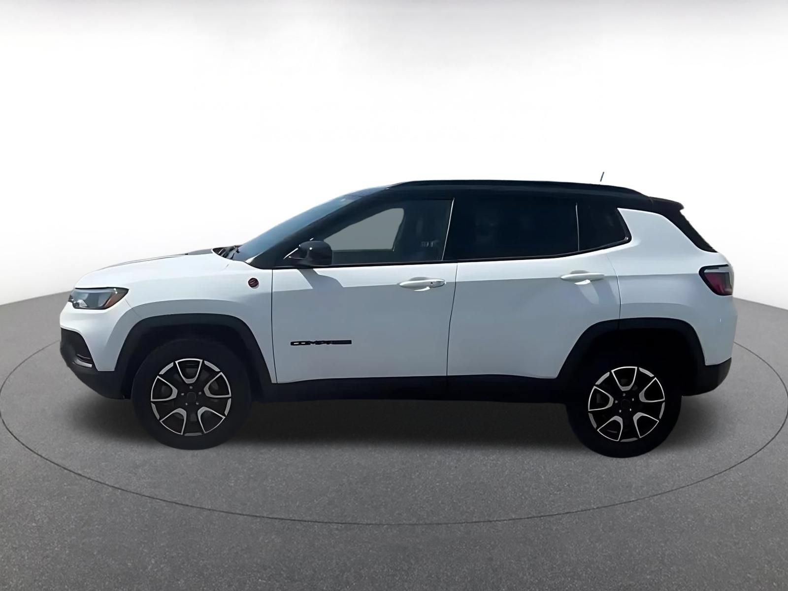 Used 2025 Jeep Compass Trailhawk AWD/4WD image 8