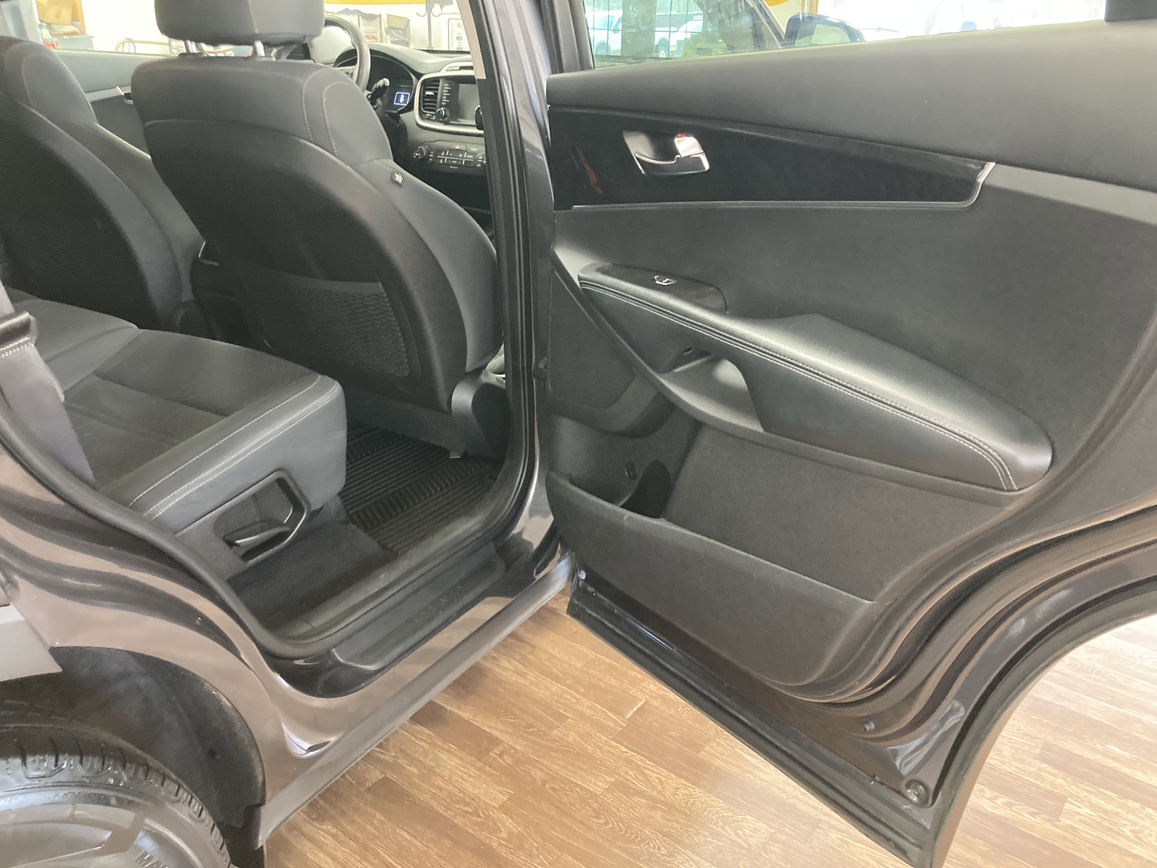 Used 2018 Kia Sorento LX image 16