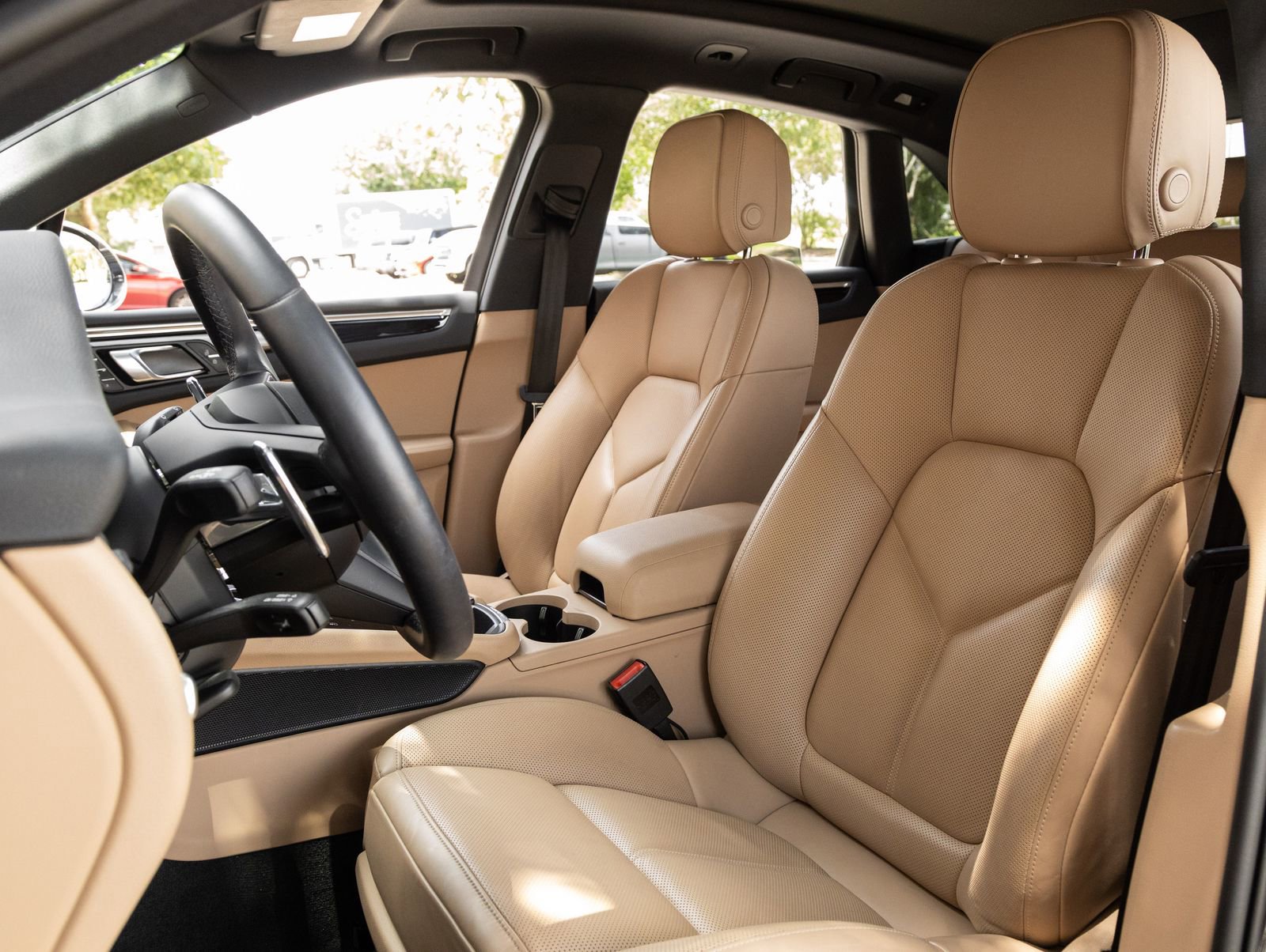 Certified 2023 Porsche Macan AWD/4WD image 5