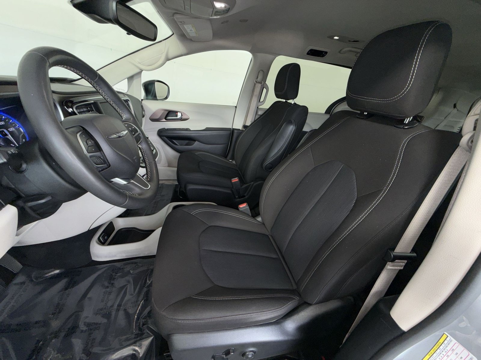 Used 2024 Chrysler Voyager LX FWD image 13