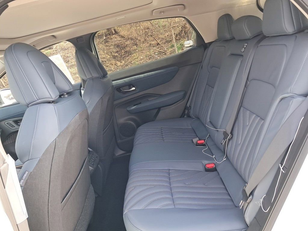 New 2025 Nissan Ariya Platinum image 26