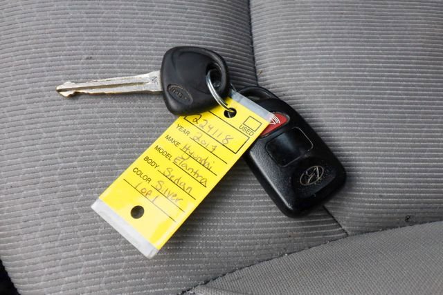 Used 2017 Hyundai Elantra SE image 5