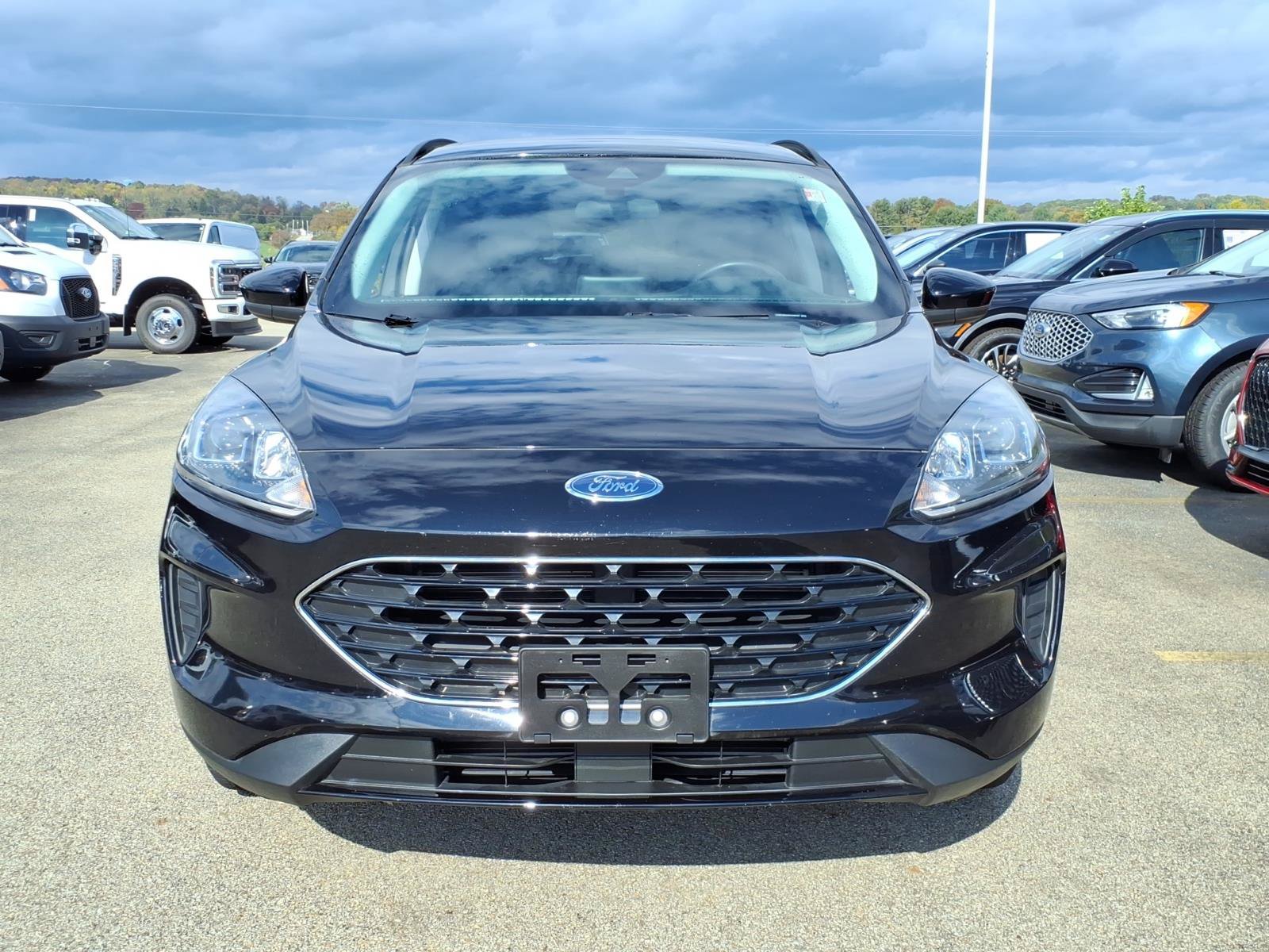 Used 2022 Ford Escape SE w/ SE Sport Appearance Package AWD/4WD image 2