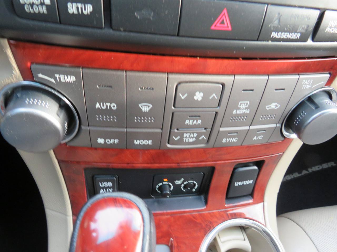 Used 2012 Toyota Highlander Limited w/ Tow Pkg FWD image 16