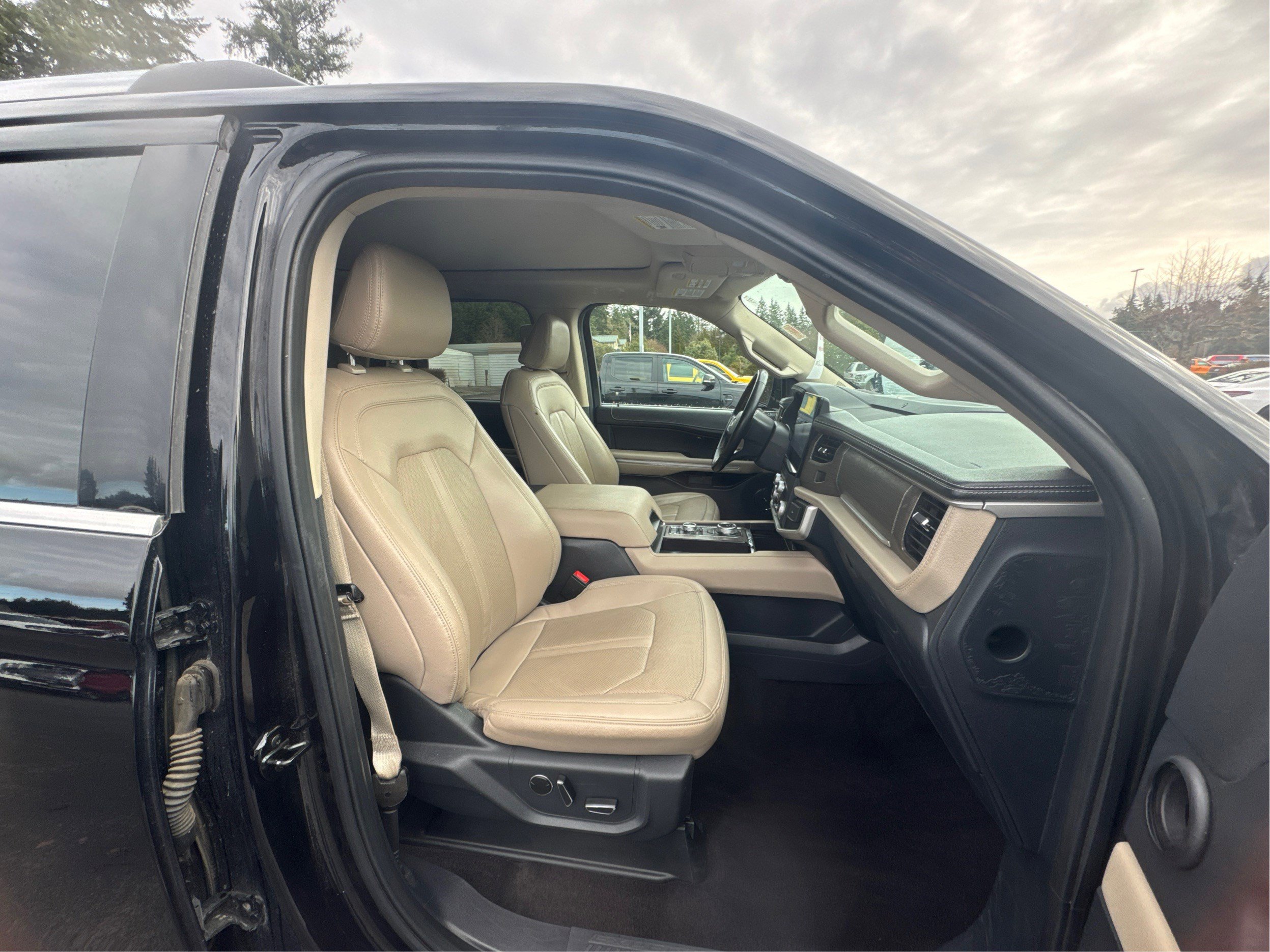 Used 2023 Ford Expedition Limited image 20