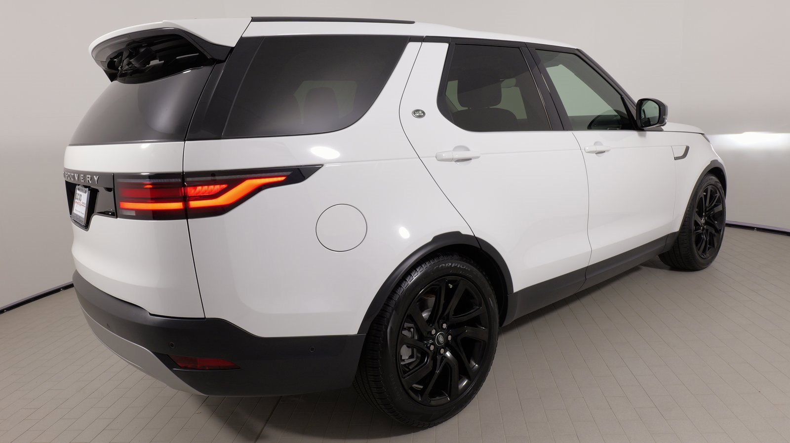 Used 2024 Land Rover Discovery S image 12