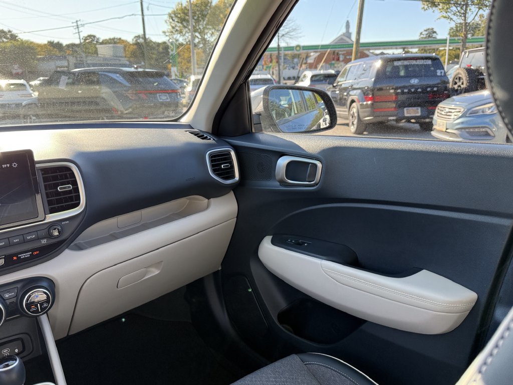Certified 2023 Hyundai Venue Limited FWD image 17