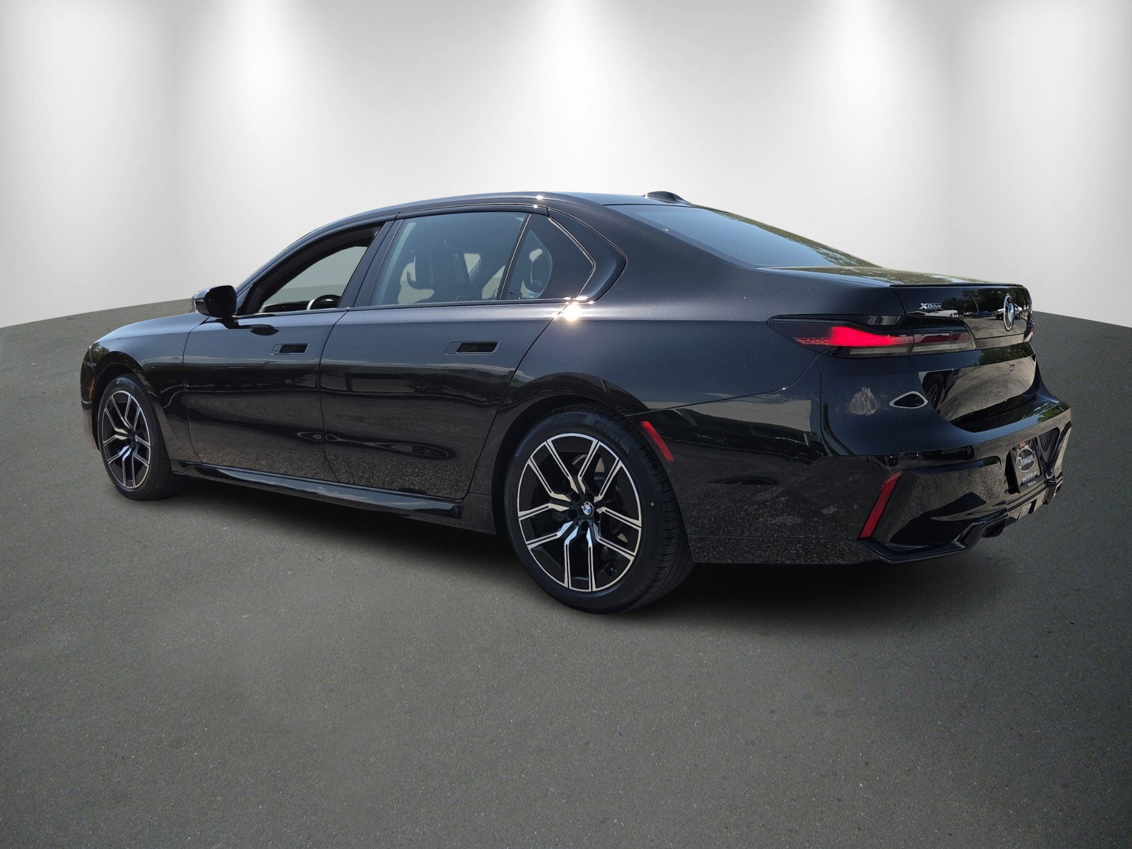 Used 2025 BMW 740i xDrive AWD/4WD image 5