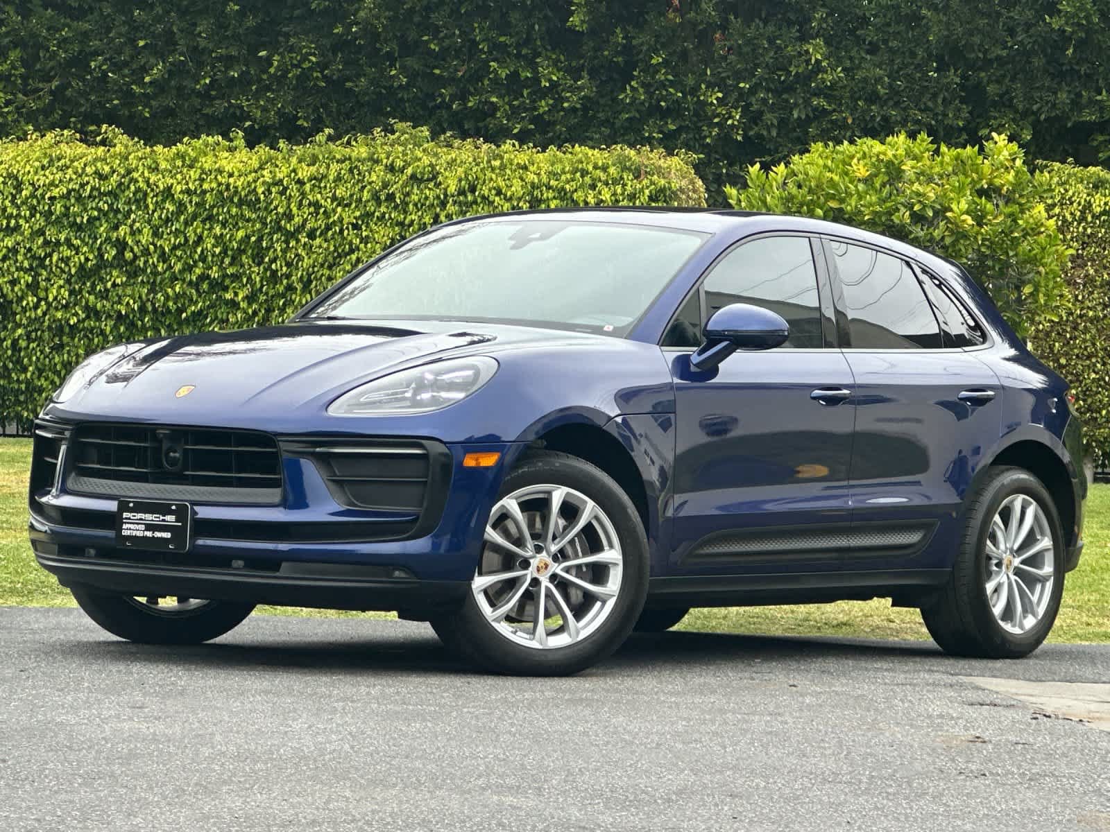 Certified 2024 Porsche Macan AWD/4WD image 1