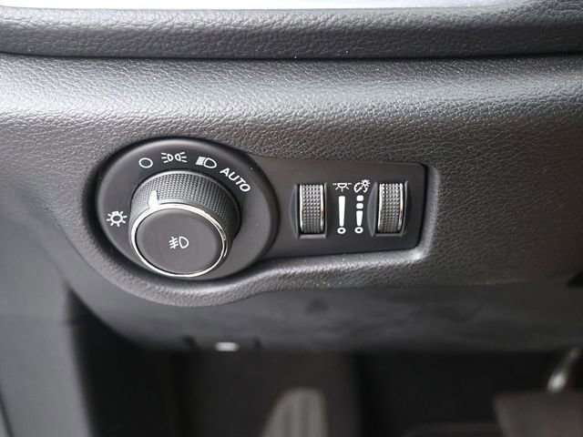 Used 2025 Chrysler Pacifica Limited image 14