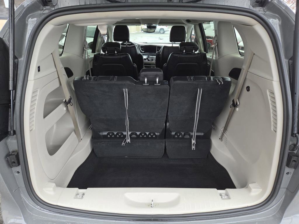 Used 2022 Chrysler Pacifica Touring-L image 17