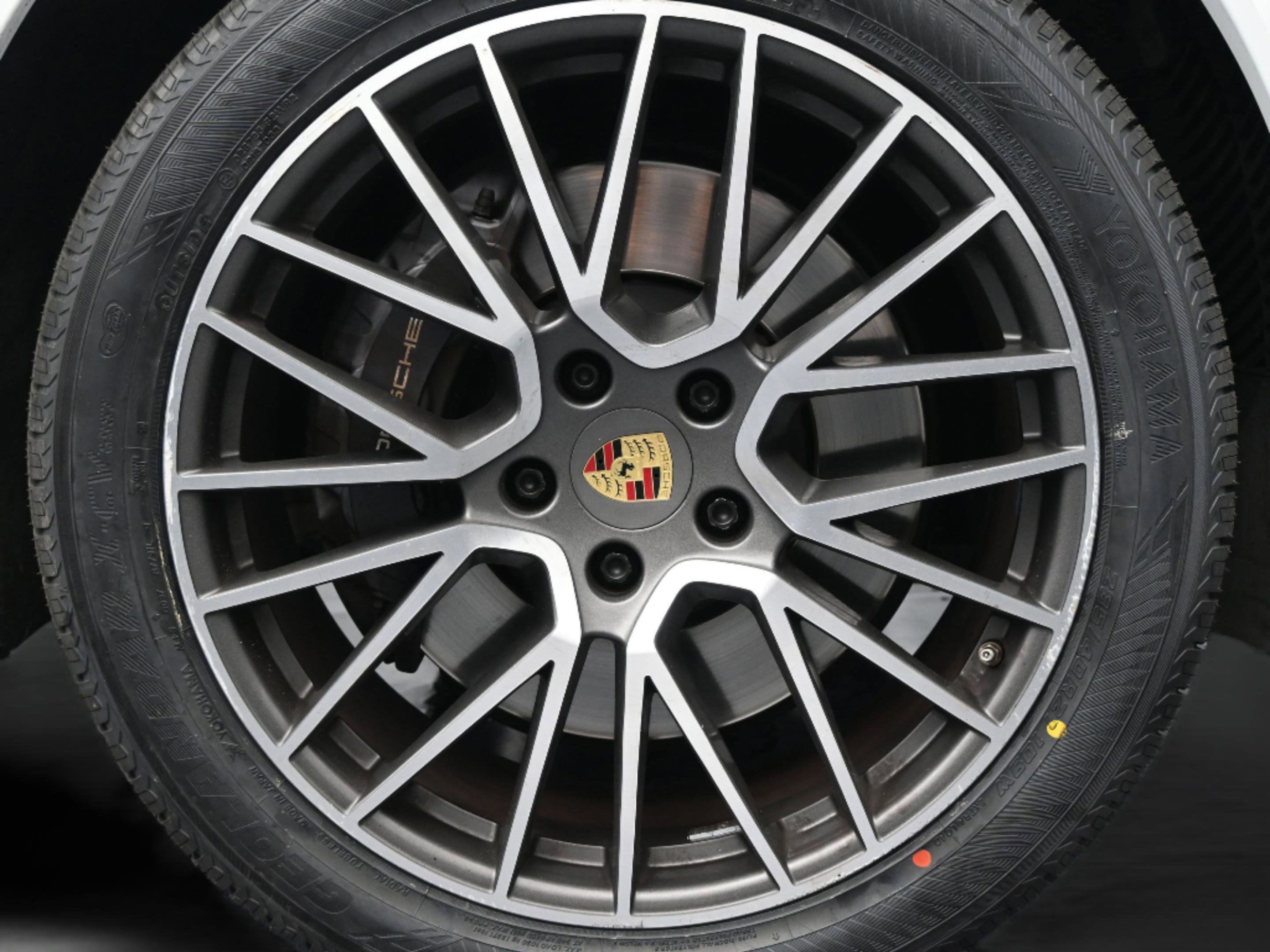 Used 2022 Porsche Cayenne image 32